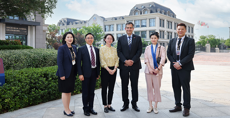 英國公使銜參贊訪校，共敘中英文化交流